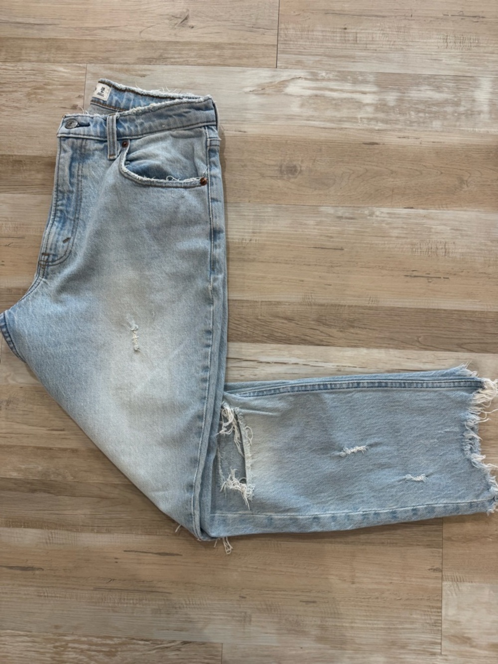 Abercrombie & Fitch High Rise Distressed Mom Jeans size 28 / 6R